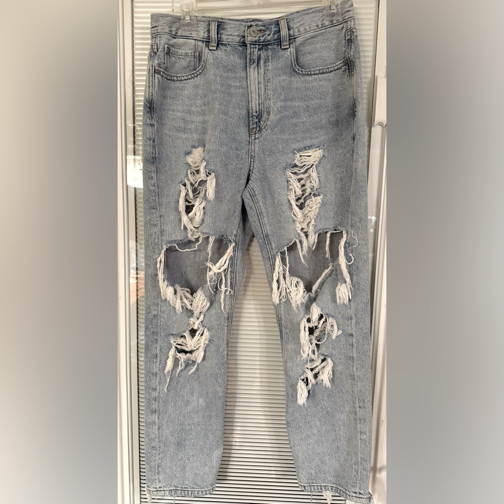 American Eagle Destroyed Mom Jeans Size 8 Regular